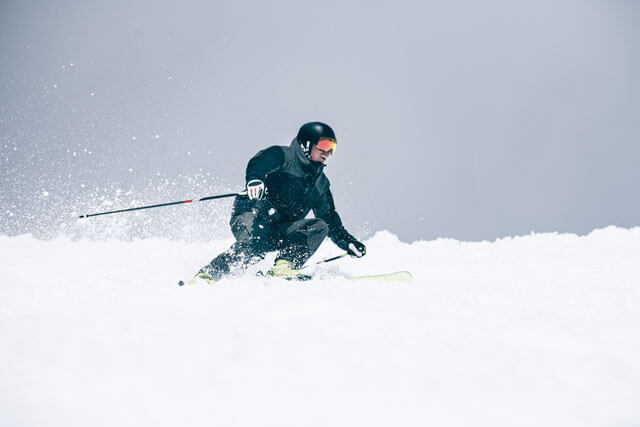 Mehr Kontrolle beim Skifahren mit Kompression